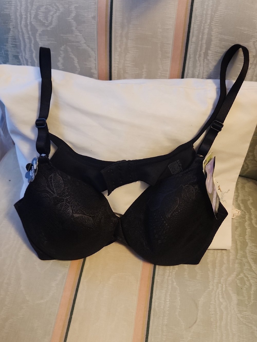 Bali Black Underwire Bra With Concealer Petals - NWT